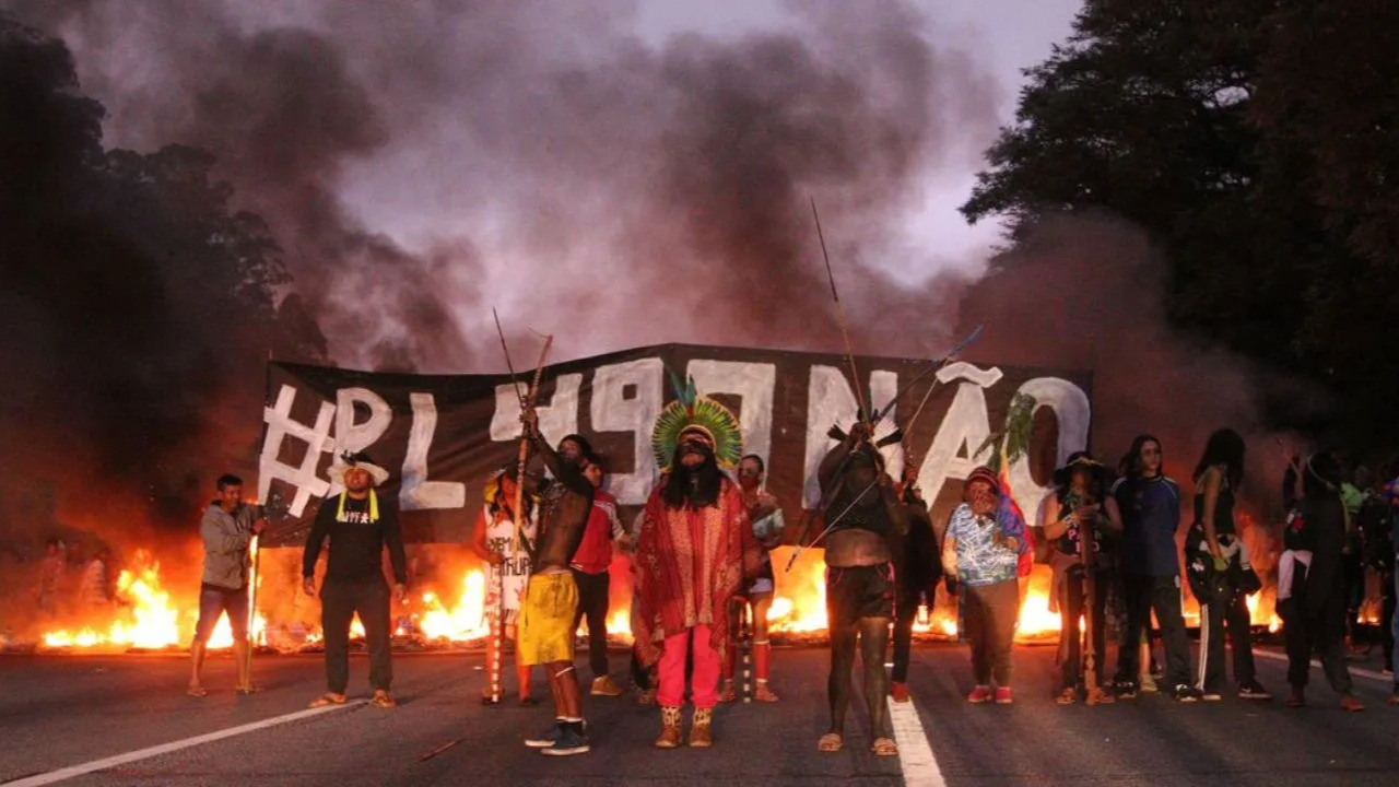 Protesto entre grupo indígena e polícia militar na Rodovia dos Bandeirantes