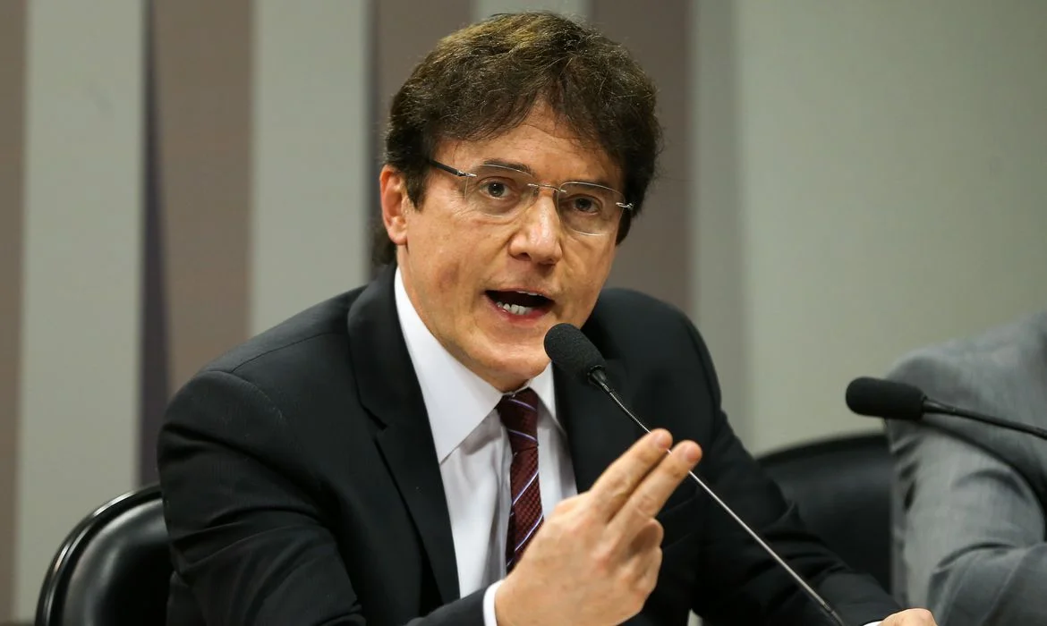 MP exige na Justiça ressarcimento milionário de Robinson Faria