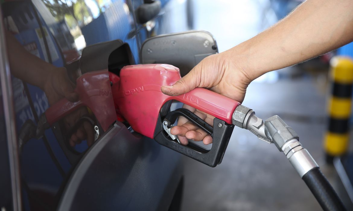 Petrobras precisa cortar preço da gasolina em 14% para compensar volta de impostos federais