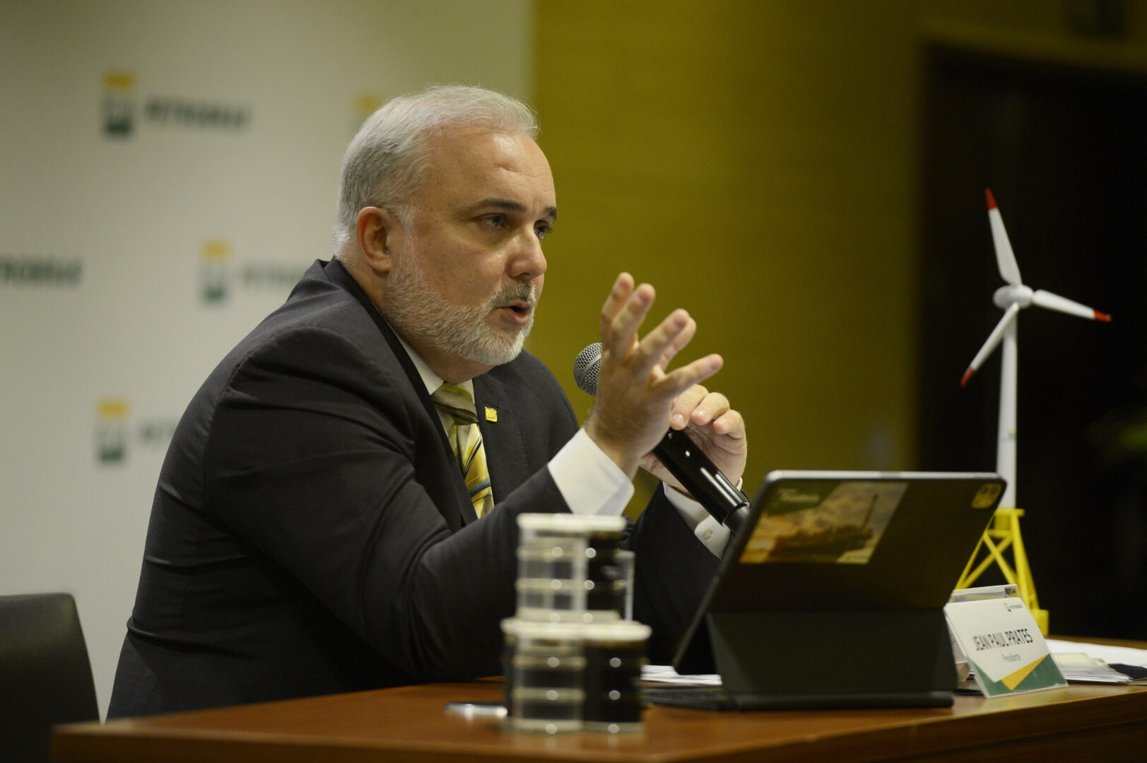 Presidente da Petrobras reclama de preço final nos postos