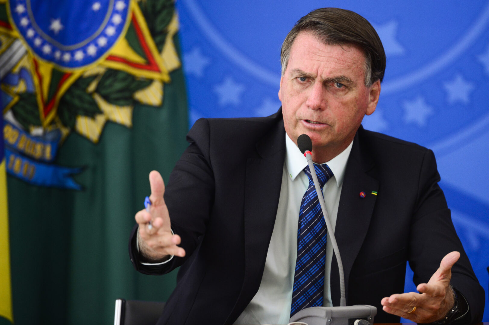 Bolsonaro pede desculpas por fake news sobre vacina: "um equívoco"