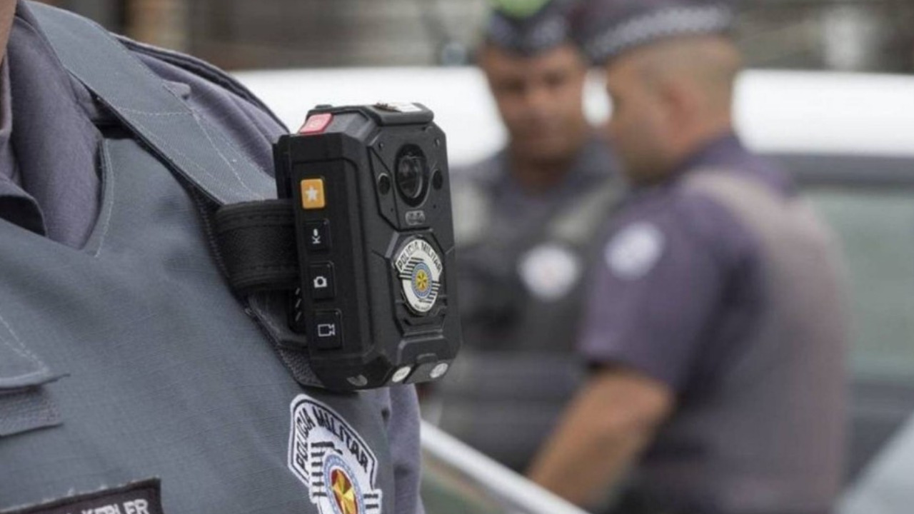Exemplos de câmeras corporais utilizadas por policiais