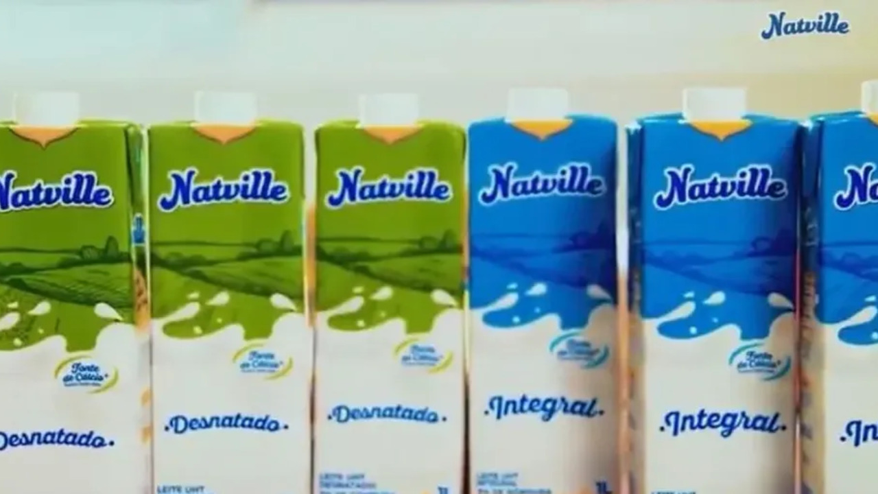 Leites da marca Natville foram suspensos pela Anvisa (Créditos:Reprodução/Extra)