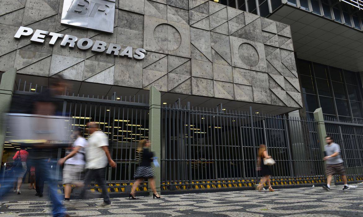 Petrobras anuncia programa de estágio com bolsa-auxílio de R$ 1.825
