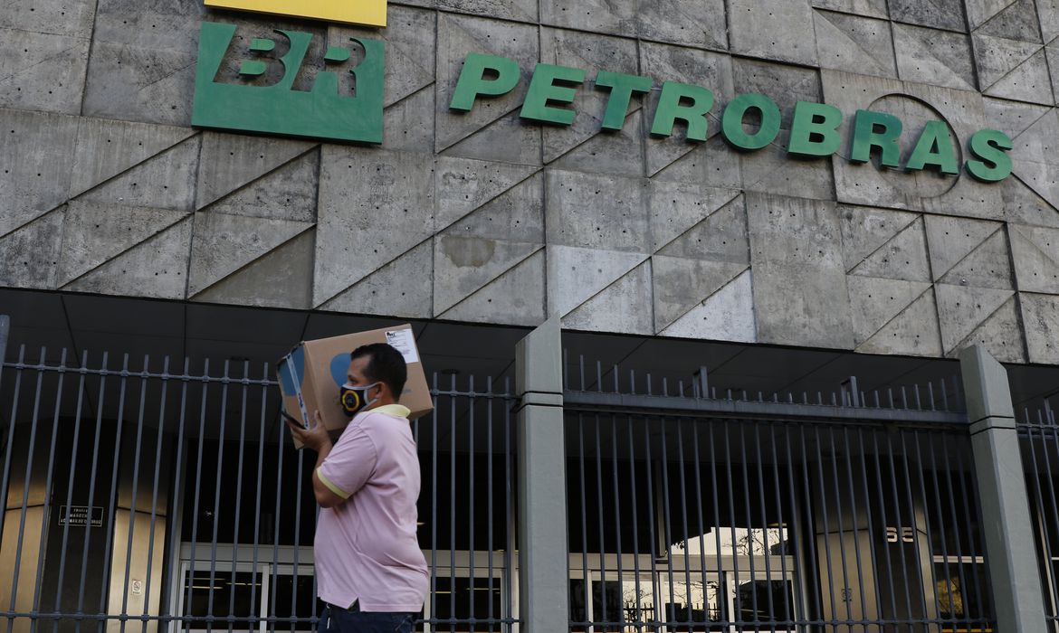 Petrobras anuncia redução de 4,66% no preço da gasolina