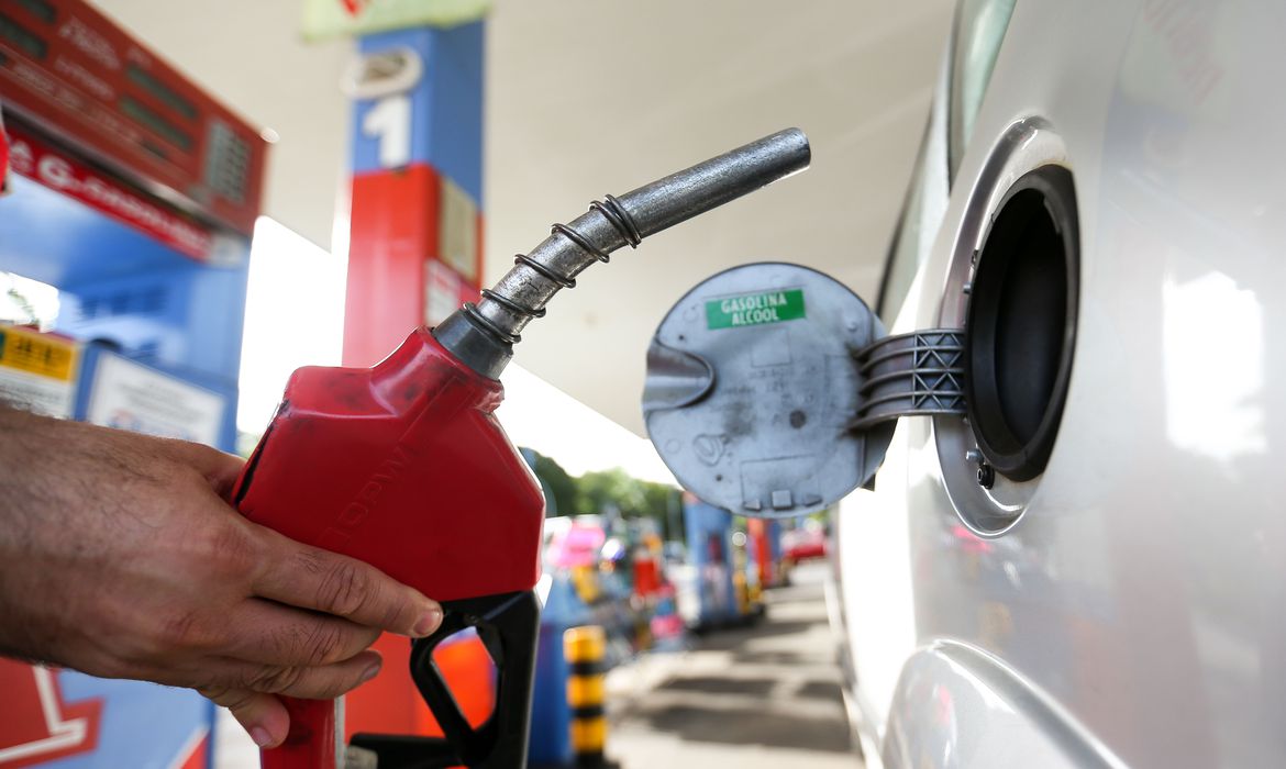 Governo eleva tributos federais sobre combustíveis: Como isso impacta os consumidores?
