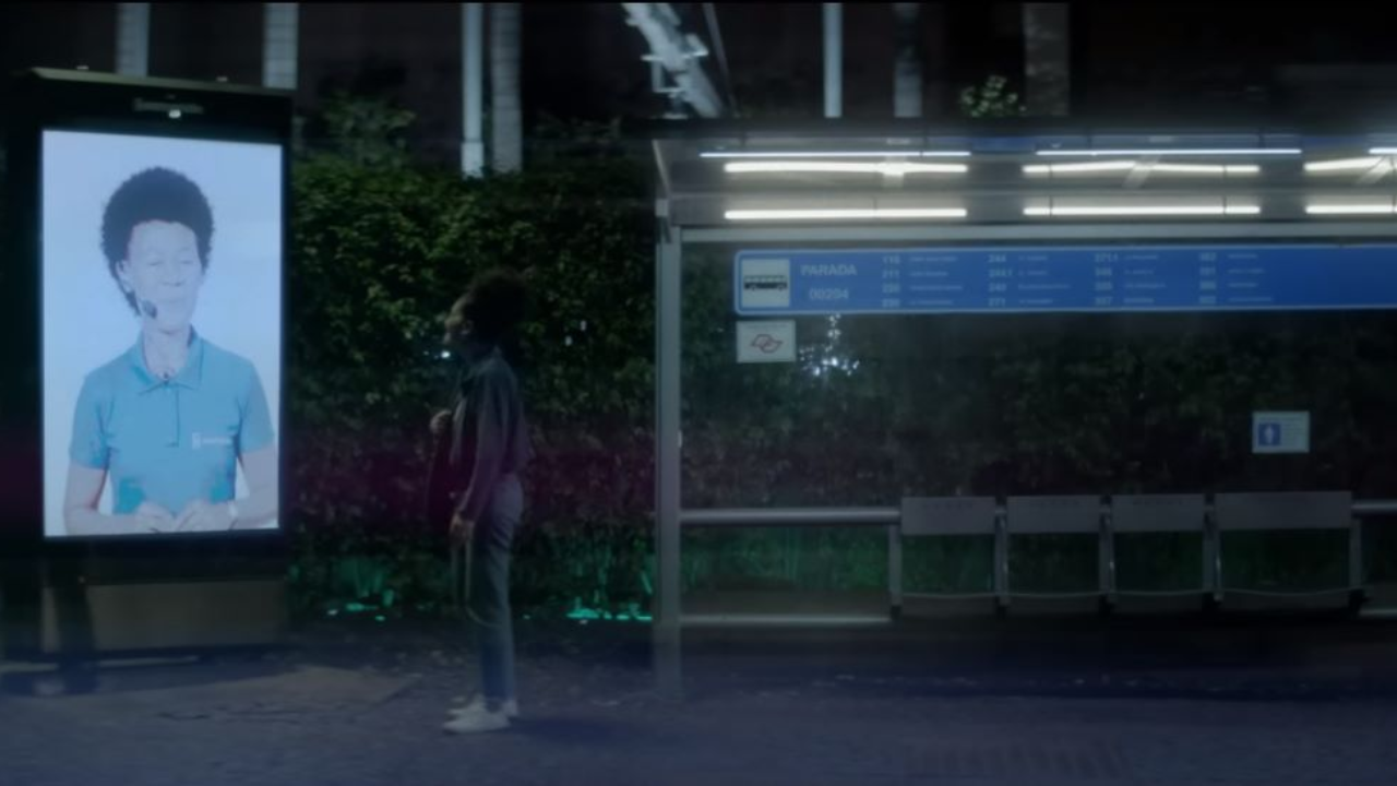 Totens que 'interagem' com mulheres sozinhas em pontos de ônibus seram implementados em três cidades (Créditos: Reprodução campanha "Guarded bus stop"/ You Tube)