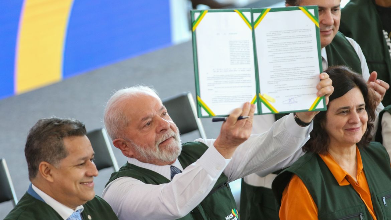 Presidente Lula sanciona lei do Programa Mais Médicos (Créditos: Agência Brasil)