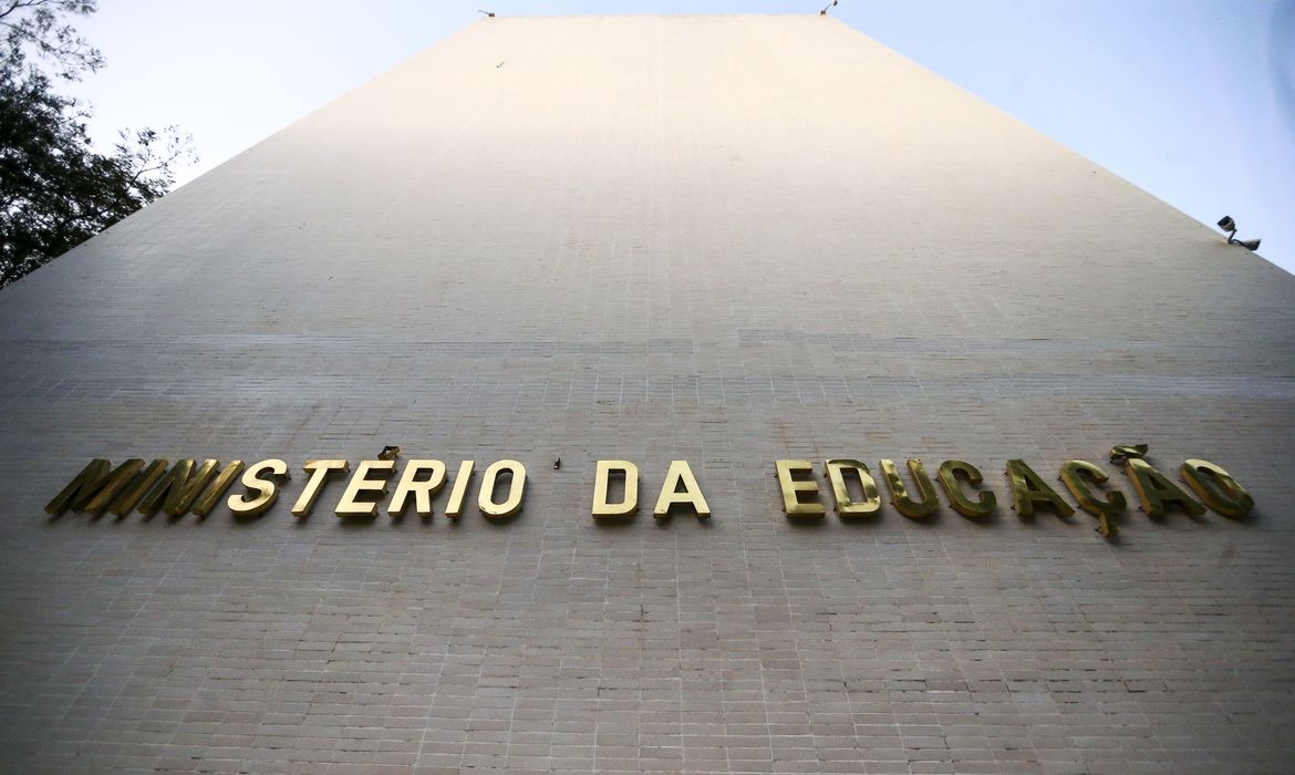 Ministério da Educação abre concurso público com 220 vagas: salário inicial de R$ 6,2 mil