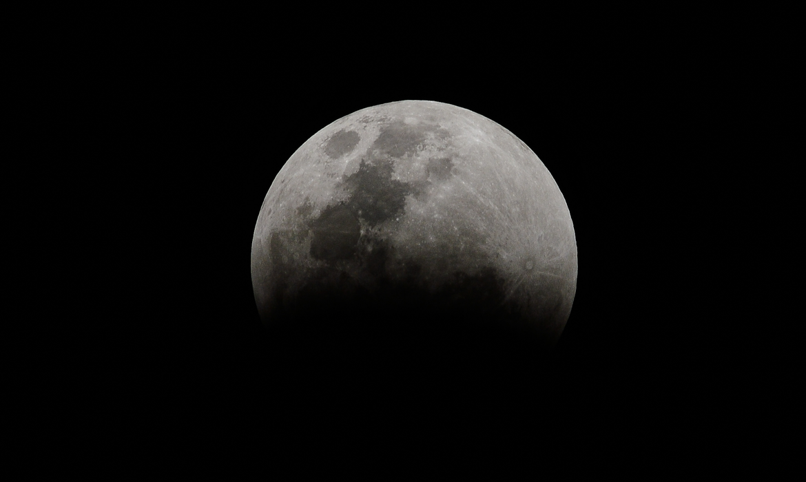 Eclipse lunar parcial poderá ser visto no Brasil