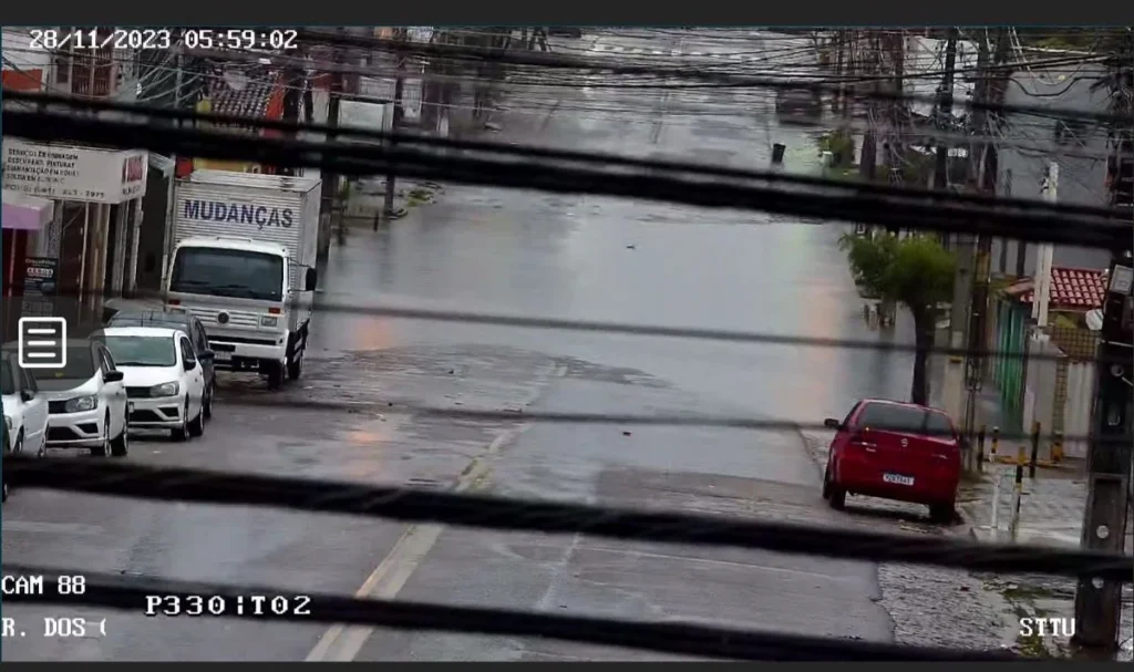 As fortes chuvas que atingem Natal nesta terça-feira (28) está impactando diretamente no trânsito da capital