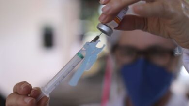 Porteira de condomínio é dispensada por recusar vacina contra Covid-19 justa causa