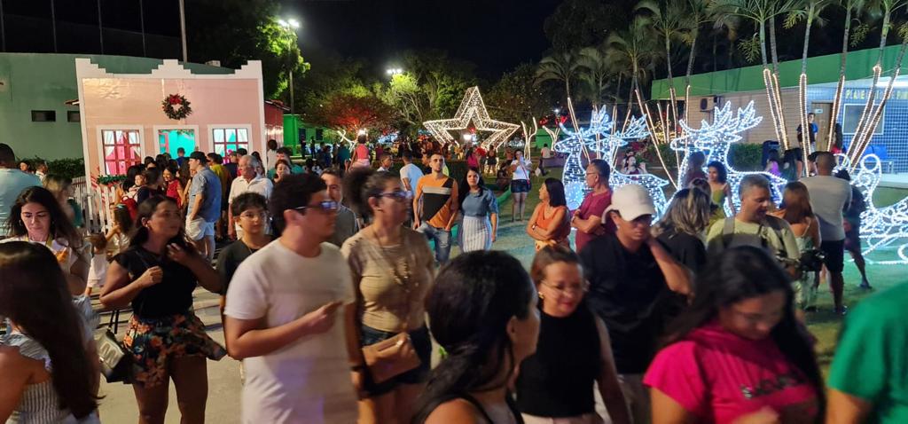 Na Avenida Castor Vieira Régis (Largo da Cohabinal), o Corredor Natalino de Parnamirim tem recebido centenas de pessoas desde sua inauguração