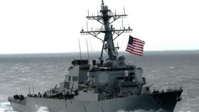 Pentágono diz que navio de guerra dos EUA e navios comerciais foram atacados no Mar Vermelho. Houthis afirmam ter atacado dois navios