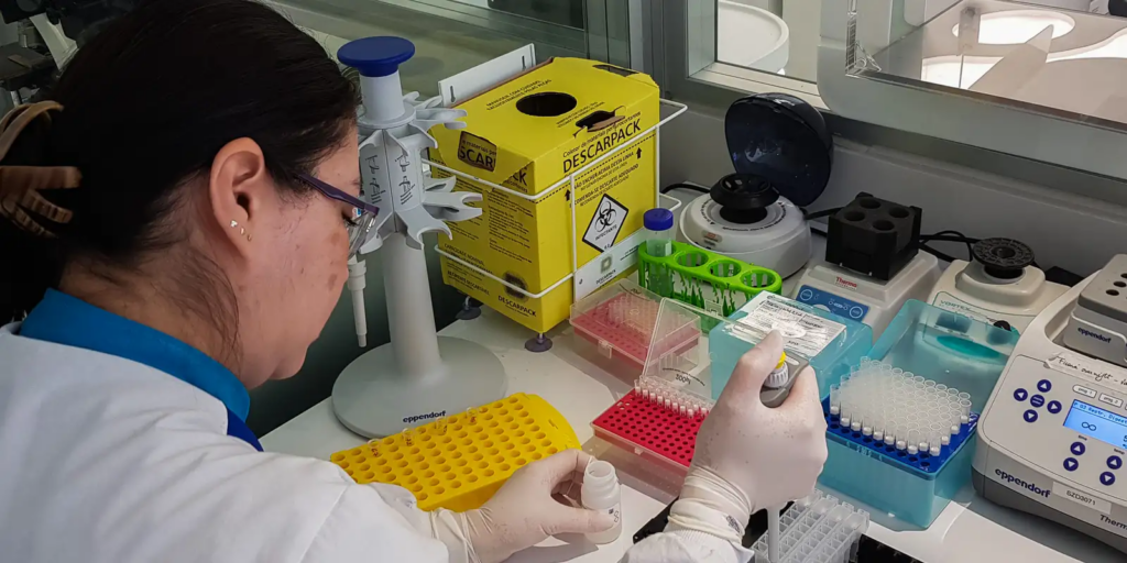 Para a reliazação dos testes de DNA a coleta de amostras pode ser realizada por meio de exames de sangue e saliva. (Foto: Agência Brasil) 