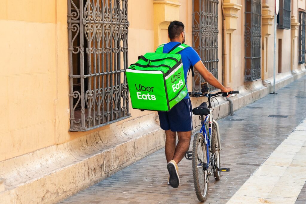 A maioria das empresas de delivery não impões ao seus entregadores que subam para efetuarem a entrega na porta dos apartamentos. (Imagem Pixabay / Meramente ilustrativa) 