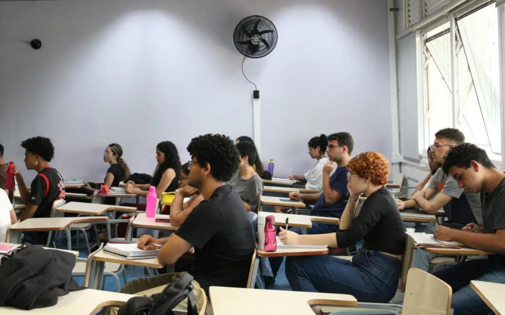 Para candidatos mais experientes, a opção de estudar por conta própria é viável, enquanto os iniciantes podem se beneficiar mais investindo em um cursinho preparatório, pensando no Enem dos Concursos. (Foto: Agência Brasil) 