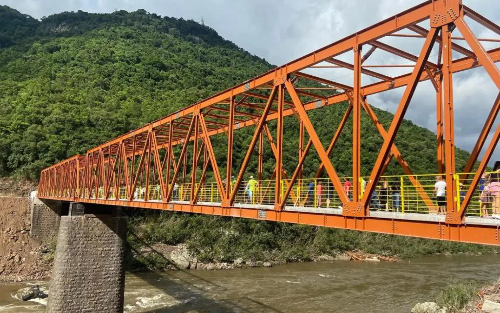 Reconstruída pela comunidade, ponte que liga cidades gaúchas é exemplo para o poder público (Foto: Reprodução / Rádio Solaris)