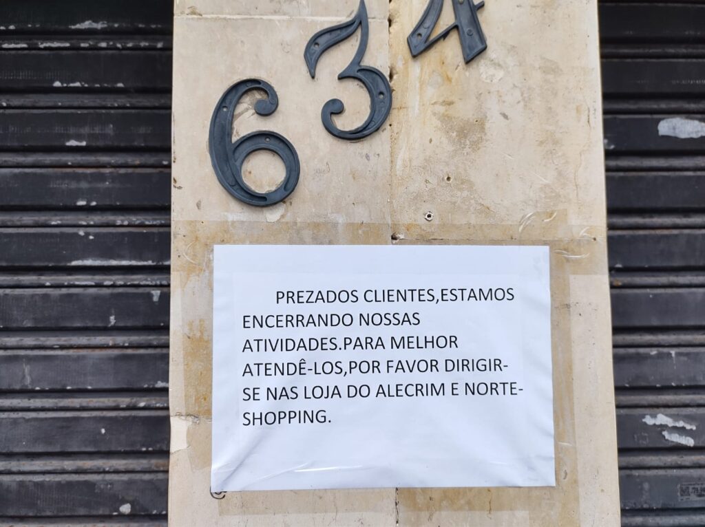 Na porta de entrada, o aviso é claro: “prezados clientes, estamos encerrando nossas atividades...” (Foto: Reprodução / WhatsApp)

