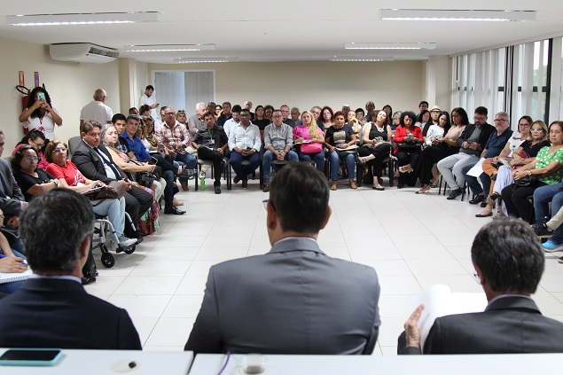 Secretário Pedro Lopes do Governo do RN conversa com representantes sindicais do funcionalismo público estadual. (Foto: Dayse Bezerra / Governo do RN)