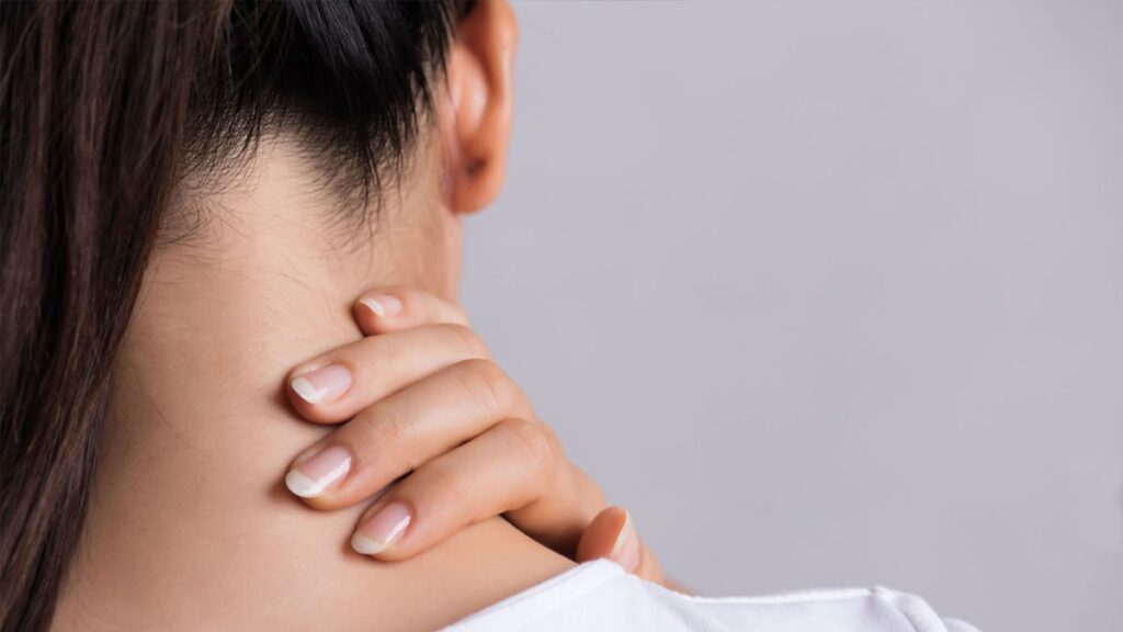 A má postura é campeã nas causas de dores agudas no pescoço, afetando também de maneira crônica quem não adota bons hábitos posturais (Foto: Reprodução / Portal Fisiopop)