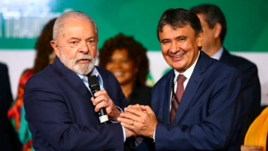 Lula com ministro Wellington Dias, responsável pelo Bolsa Família — Foto: © Marcelo Camargo/Agência Brasil