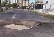 Cratera provoca interdição e afeta trânsito na Avenida Prudente de Morais, em Natal