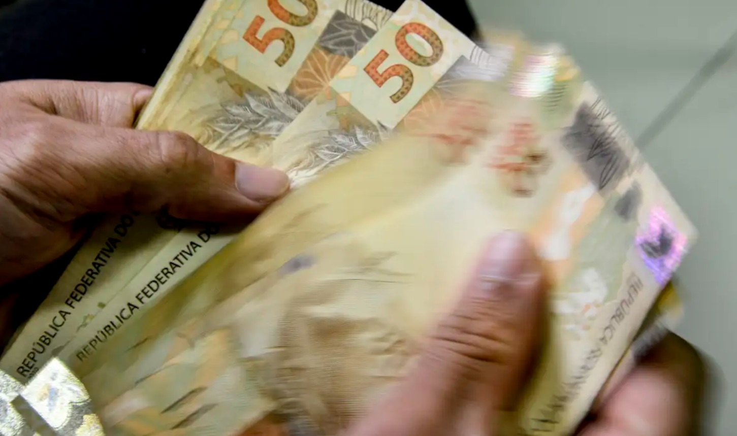 Governo propõe aumento do salário mínimo para R$ 1.502 em 2025