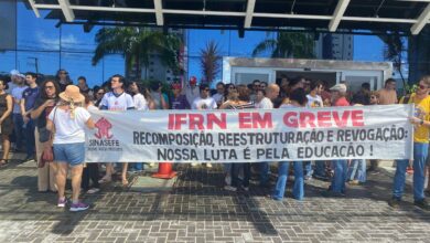 Servidores do IFRN e UFRN realizam protesto durante visita do Ministro da Educação