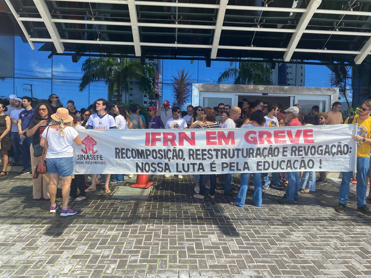 Servidores do IFRN e UFRN realizam protesto durante visita do Ministro da Educação