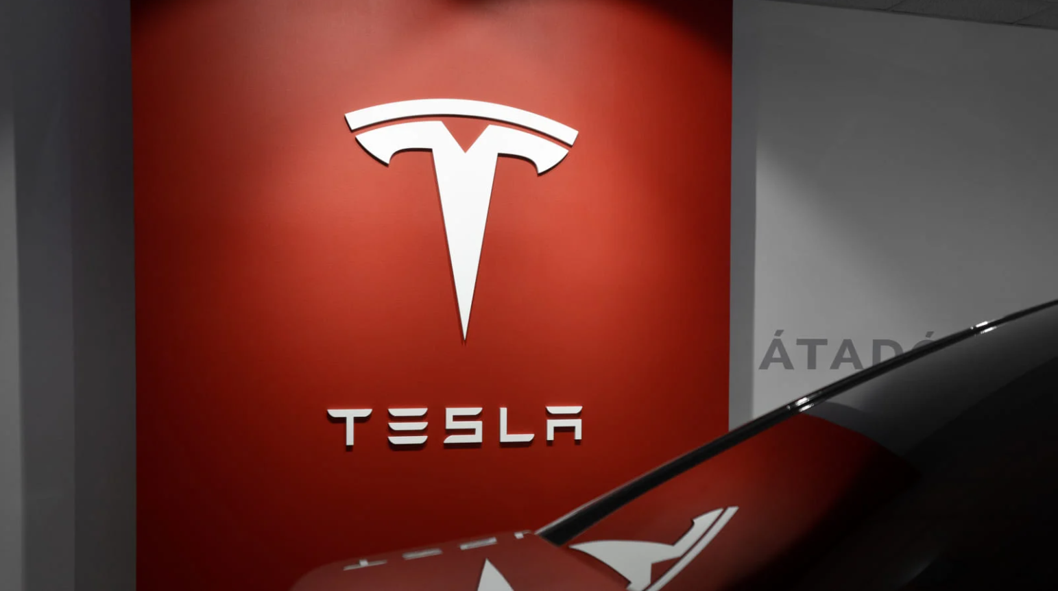 Tesla dispensa 10% de funcionários para reduzir custos