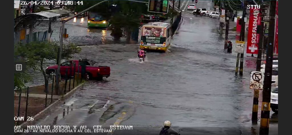 avenida Nevaldo Rocha cruzamento com a av. Coronel Estevam chuvas em Natal