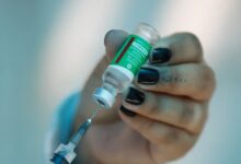AstraZeneca encerra produção global da vacina contra a Covid-19