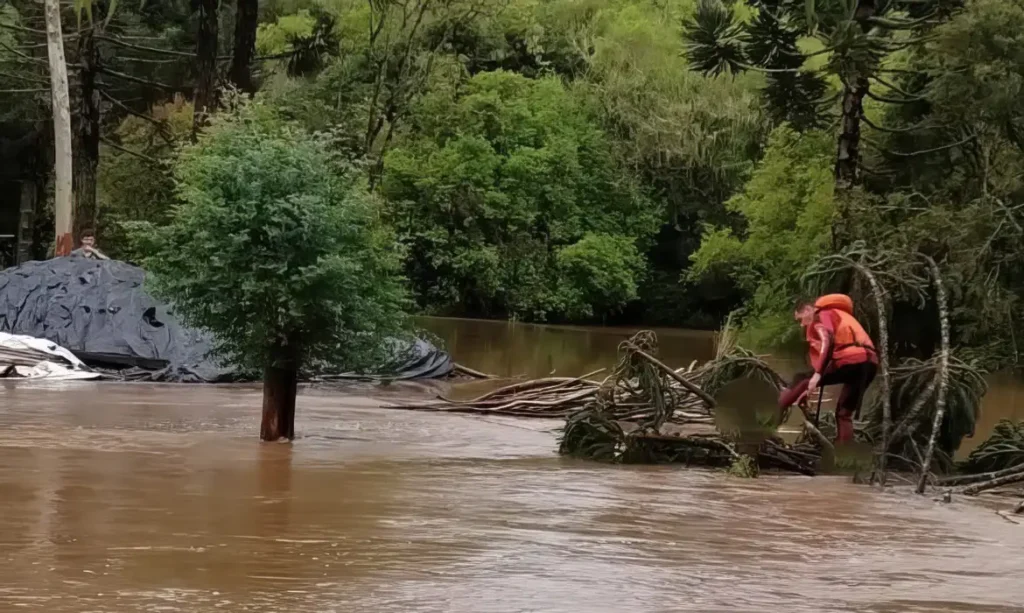 Santa Catarina segue com chuva e previsão de enchente e ventos fortes