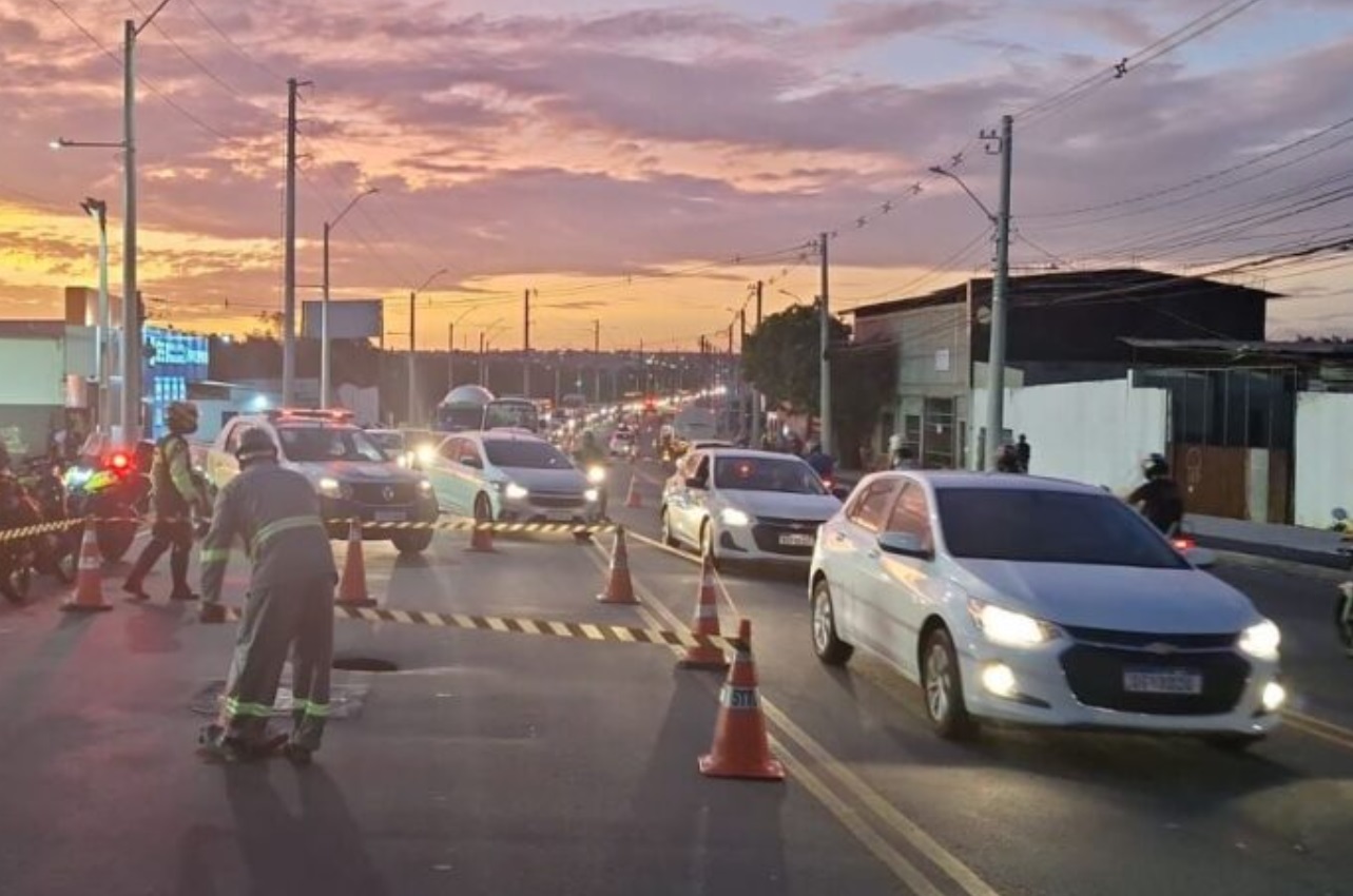 Asfalto cede na Felizardo Moura e trânsito fica lento na região