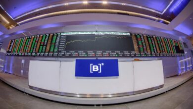 Ibovespa fecha em alta de 1,07% e dólar cai quase 1%