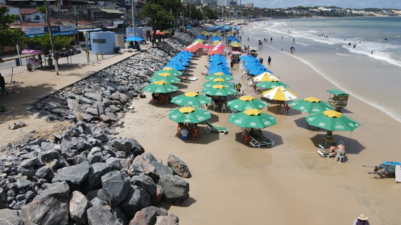 Prefeitura proíbe cobrança de consumação mínima em barracas nas praias de Natal